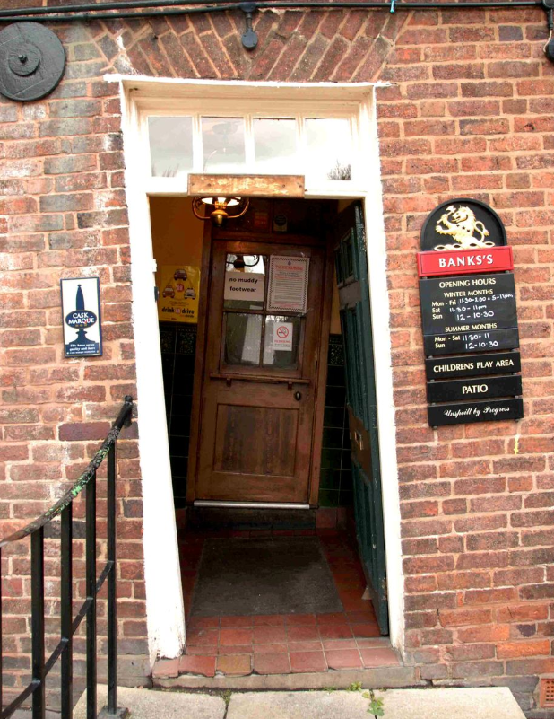 The Crooked House外面古怪,裡面更古怪。(互聯網)