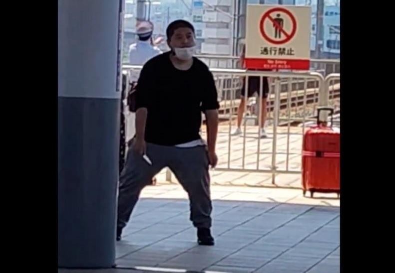 JR關西機場線傷人案,涉案男子持刀在臨空城站月台與警方對峙。(互聯網)