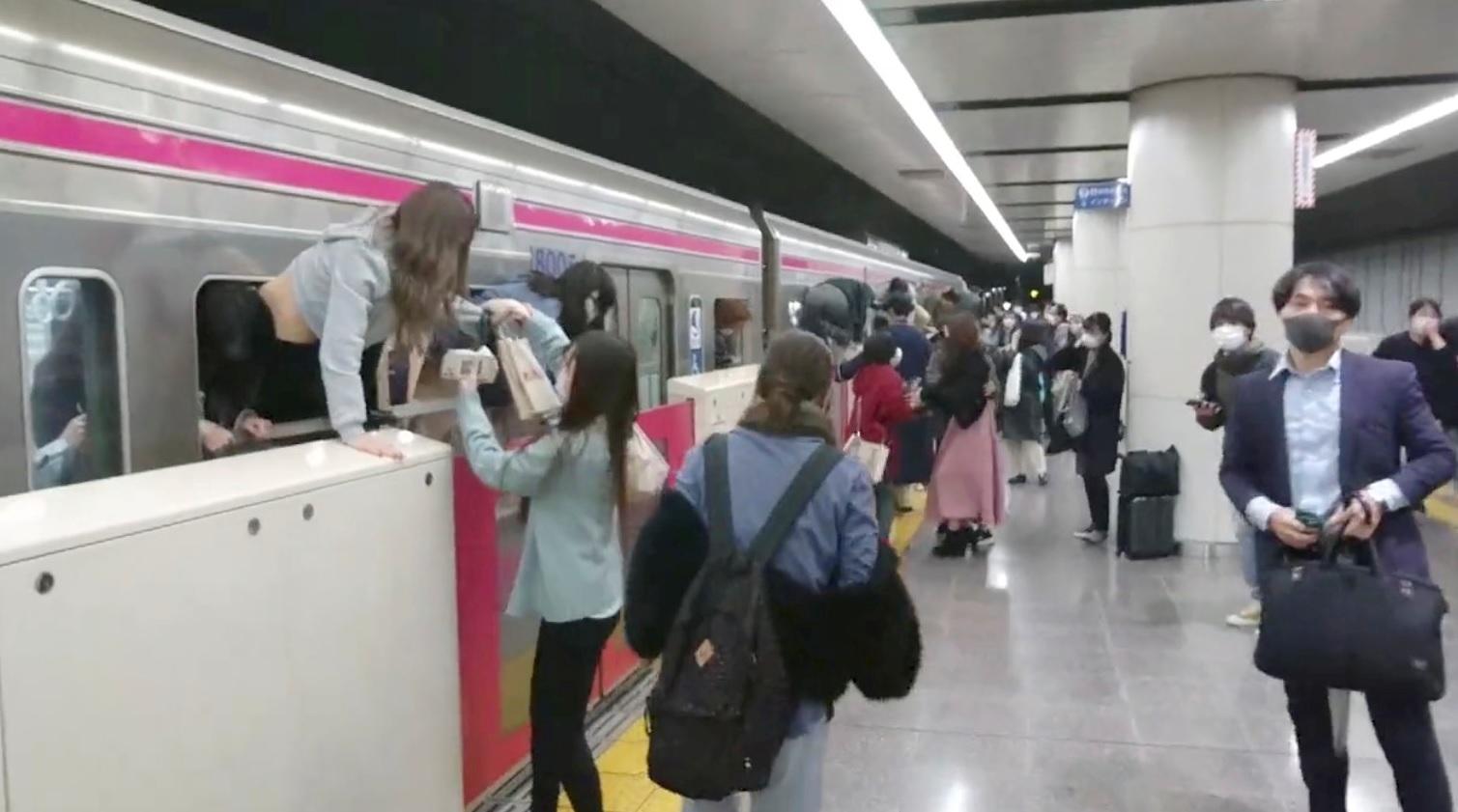 2021年10月東京京王線列車傷人案,列車到站後乘客驚慌逃離車廂。(資料圖片)