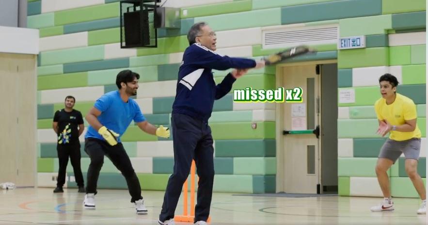 都大校長林群聲接受板球健將挑戰,鼓勵DSE考生勇於面對挫折。