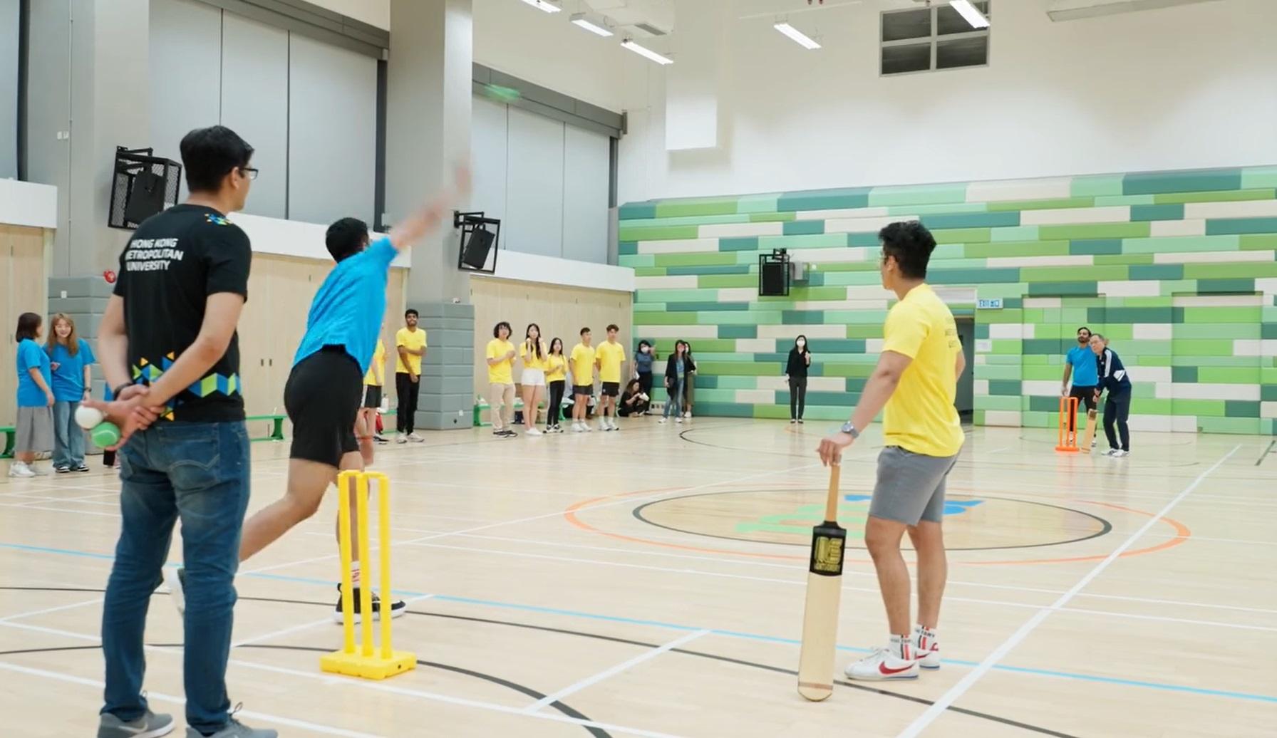 都大校長林群聲接受板球健將挑戰,鼓勵DSE考生勇於面對挫折。