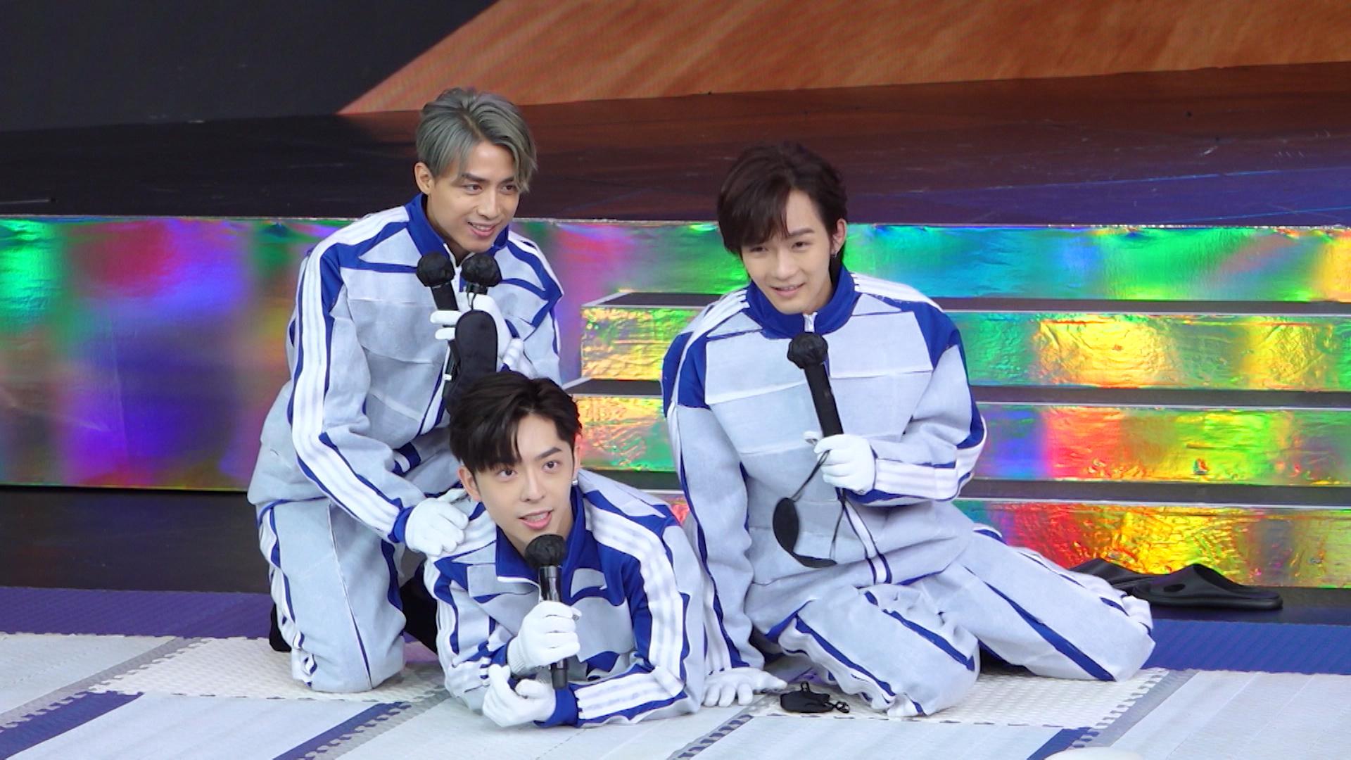 隊友Anson Kong和Alton安慰沮喪的「一支安」。