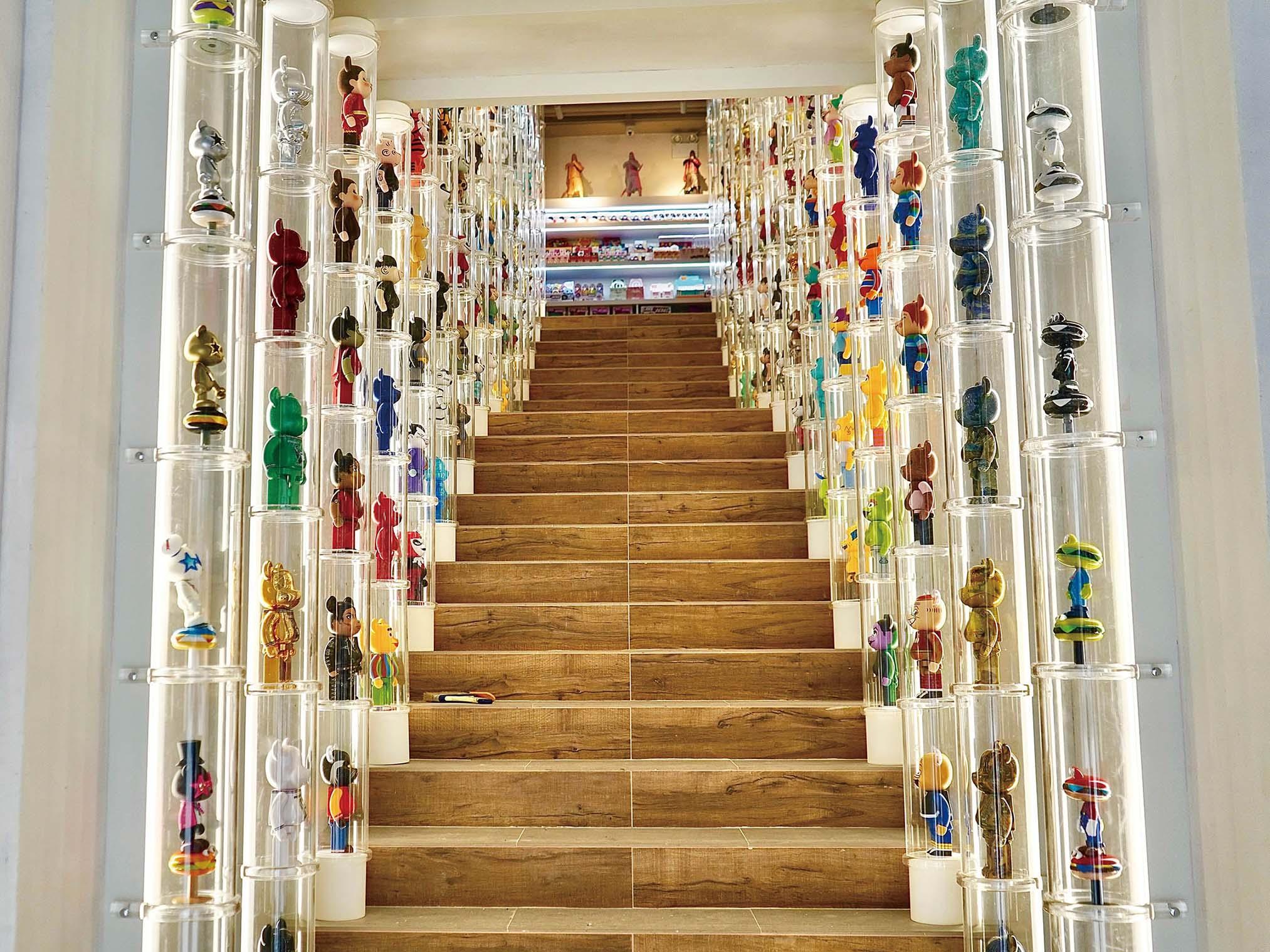 餐廳的Bearbrick Figures樓梯,全部都是老闆多年來精心搜羅的心頭好,他認為獨樂樂不如眾樂樂,甚至連老婆送給他的珍藏品也放在其中,一於公諸同好。