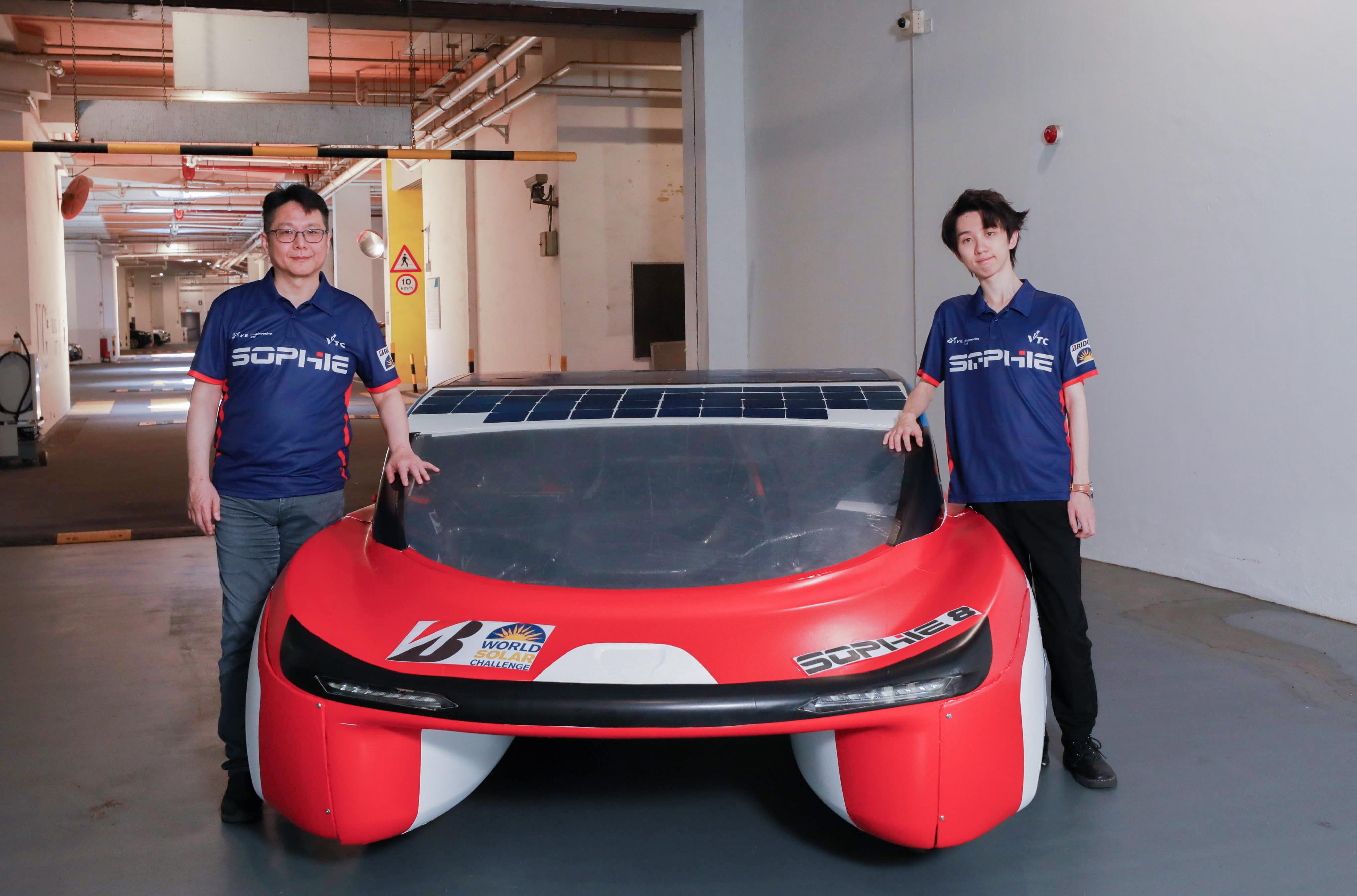 香港專業教育學院( IVE) 工 程 學科助理學術總監 林子山博士(左),香港專業教育學院( IVE) 電機工程高級文憑畢業生 、 SOWER 創辦人李倬延。