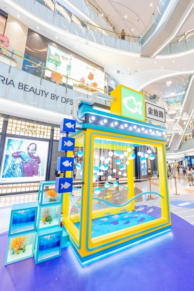 走過「雀仔街」及「花墟」,以迷幻閃爍波浪及魚群裝飾而成的3米高巨大魚缸立即映入眼簾。