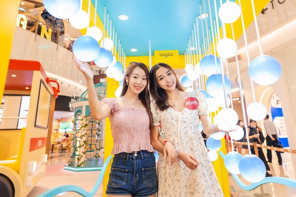 走過「雀仔街」及「花墟」,以迷幻閃爍波浪及魚群裝飾而成的3米高巨大魚缸立即映入眼簾。