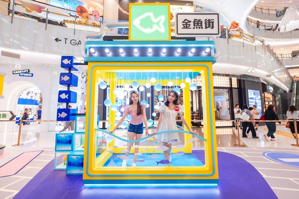 走過「雀仔街」及「花墟」,以迷幻閃爍波浪及魚群裝飾而成的3米高巨大魚缸立即映入眼簾。