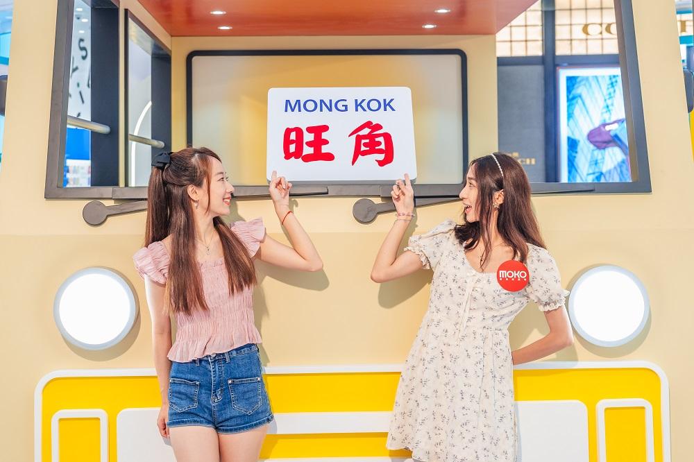 甫走到中庭即可見到一架3米高搶眼的紅VAN,寫上「旺角MONG KOK」的白底紅藍字傳統小巴牌記錄着香港獨有的小巴文化。