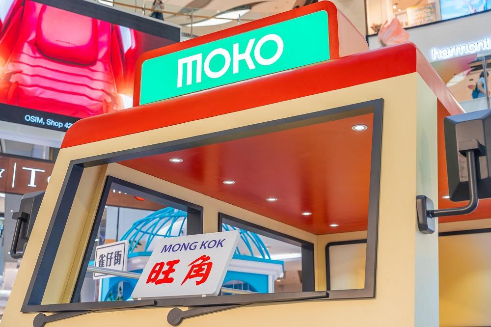 甫走到中庭即可見到一架3米高搶眼的紅VAN,寫上「旺角MONG KOK」的白底紅藍字傳統小巴牌記錄着香港獨有的小巴文化。