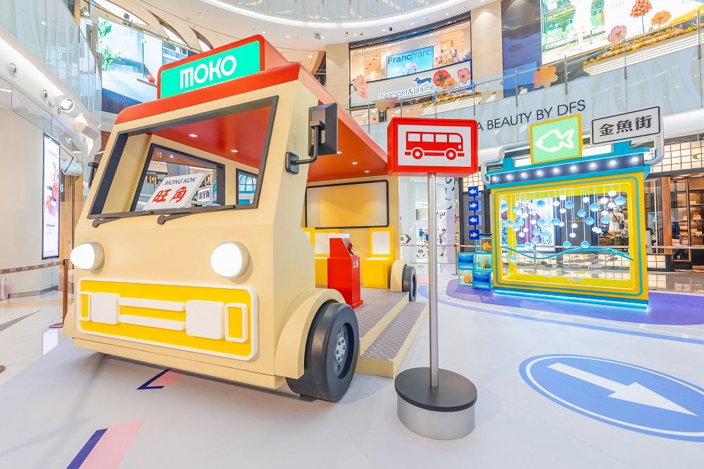 甫走到中庭即可見到一架3米高搶眼的紅VAN,寫上「旺角MONG KOK」的白底紅藍字傳統小巴牌記錄着香港獨有的小巴文化。