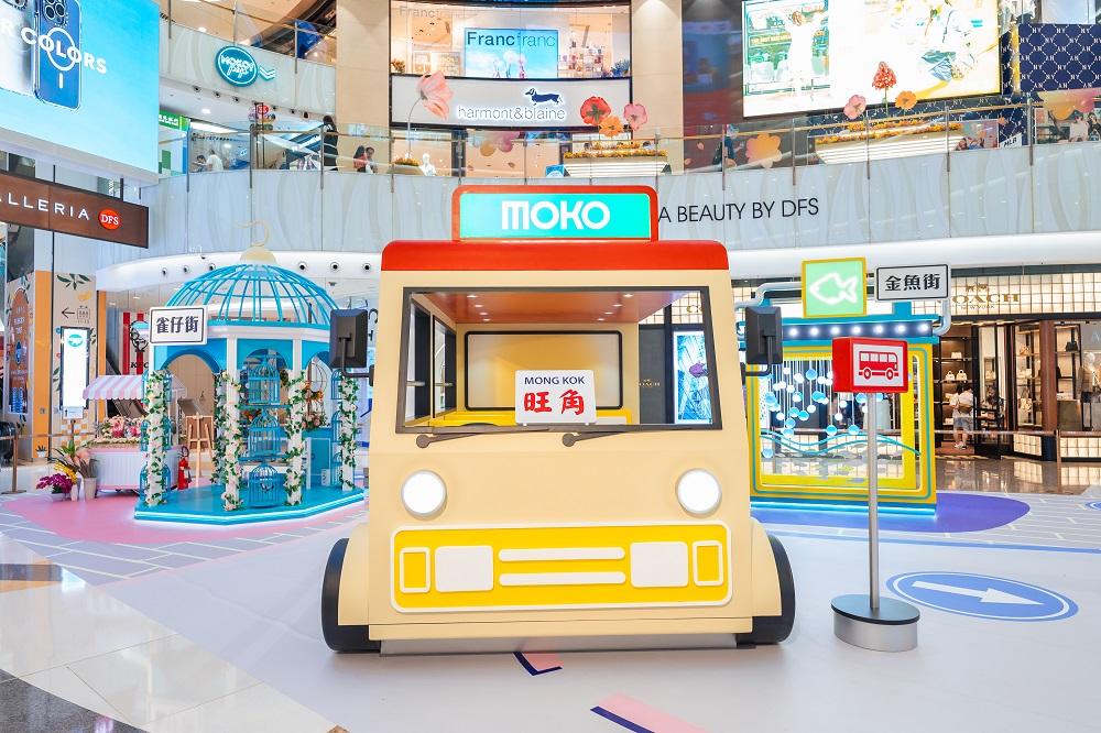 甫走到中庭即可見到一架3米高搶眼的紅VAN,寫上「旺角MONG KOK」的白底紅藍字傳統小巴牌記錄着香港獨有的小巴文化。