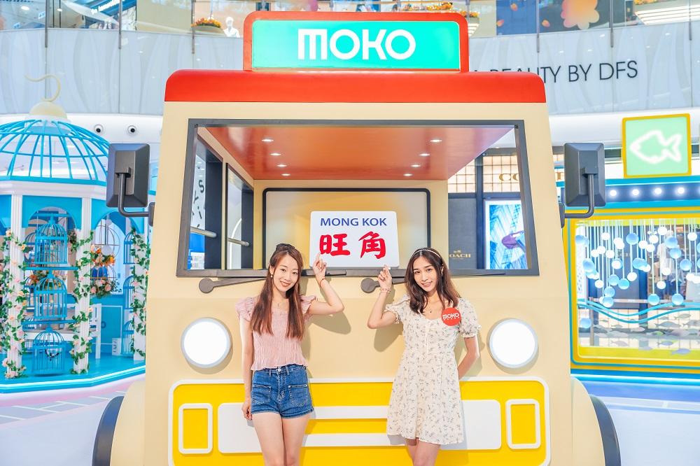 甫走到中庭即可見到一架3米高搶眼的紅VAN,寫上「旺角MONG KOK」的白底紅藍字傳統小巴牌記錄着香港獨有的小巴文化。