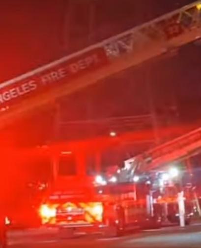 有消防車架起雲梯正撲滅火勢。(YouTube)