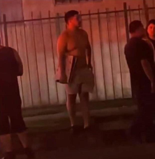 片中的半裸男子似乎是只穿著褲子便抱著自己心愛的PS5衝出住所。(YouTube)