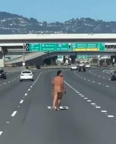 女子在路肩及車道上任意行走,對著高空及車輛開火。(X)