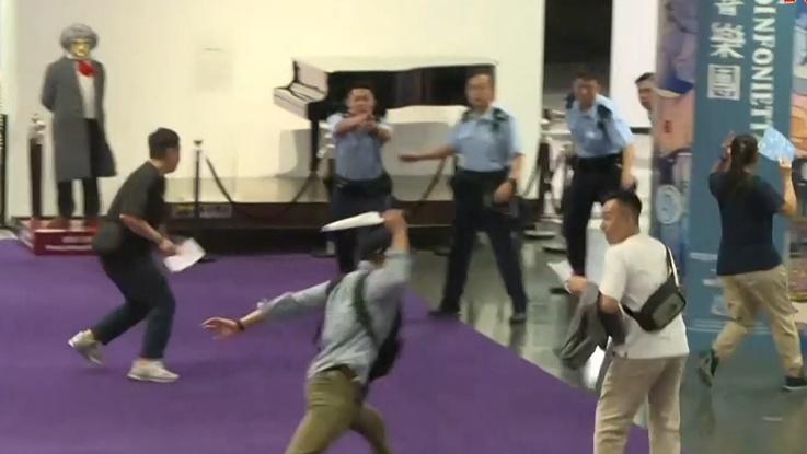 演習模擬多名恐怖分子進入舉行大型慶祝活動的場所發動恐怖襲擊。(電視截圖)