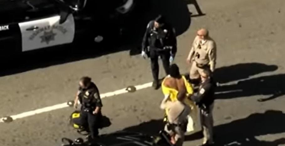 警方隨後到場,說服女子放下武器,並將她帶返警署調查。(YouTube)