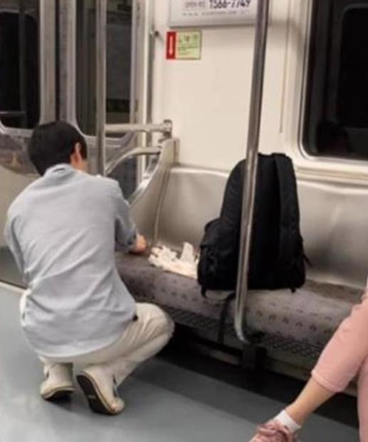 少年放下背包動手清理,認真擦拭的背影被一旁乘客拍下。(IG)