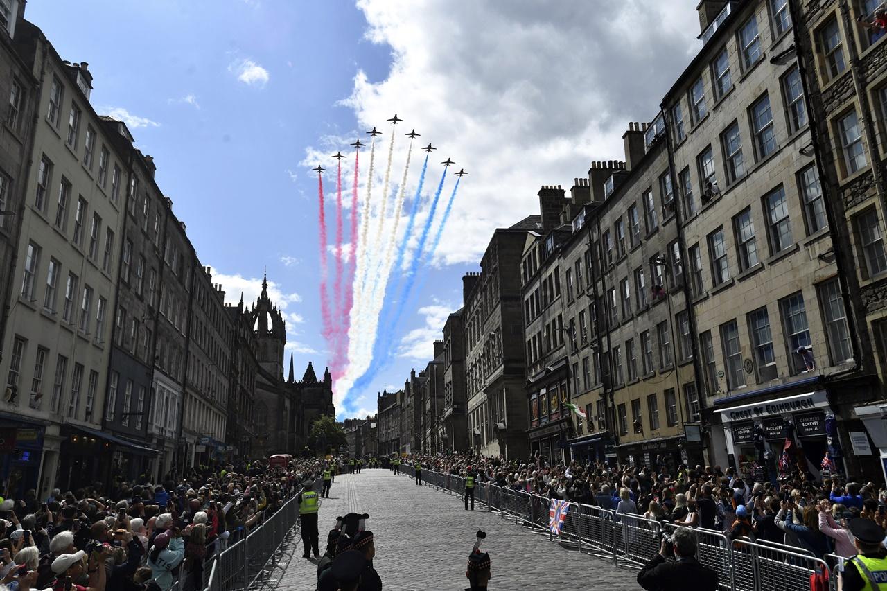 英國皇家空軍特技飛行隊表演空中分列式,向查理斯道賀。(AP)