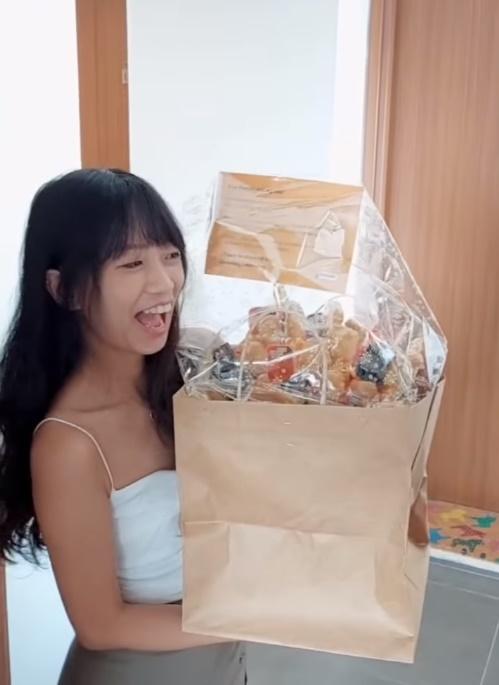 情侶發喜帖給麥當勞,驚喜獲麥樂雞花束回禮。(IG)