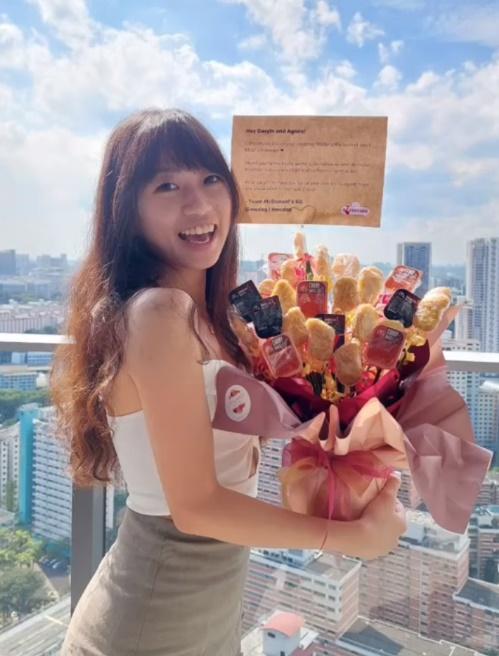 小情侶興奮的在貼文中表示:「麥當勞將永遠是我們快樂的地方」。(IG)