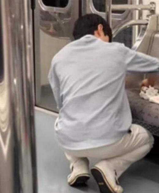 少年放下背包動手清理,認真擦拭的背影被一旁乘客拍下。(IG)