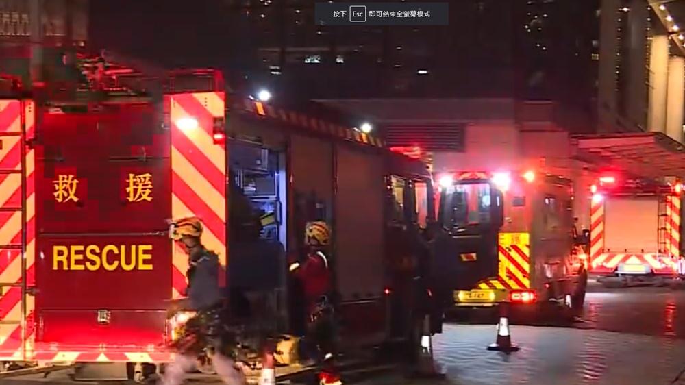 兩名男工人被困於吊上「吊吊揈」超過兩小時,由消防員救出。(電視截圖)