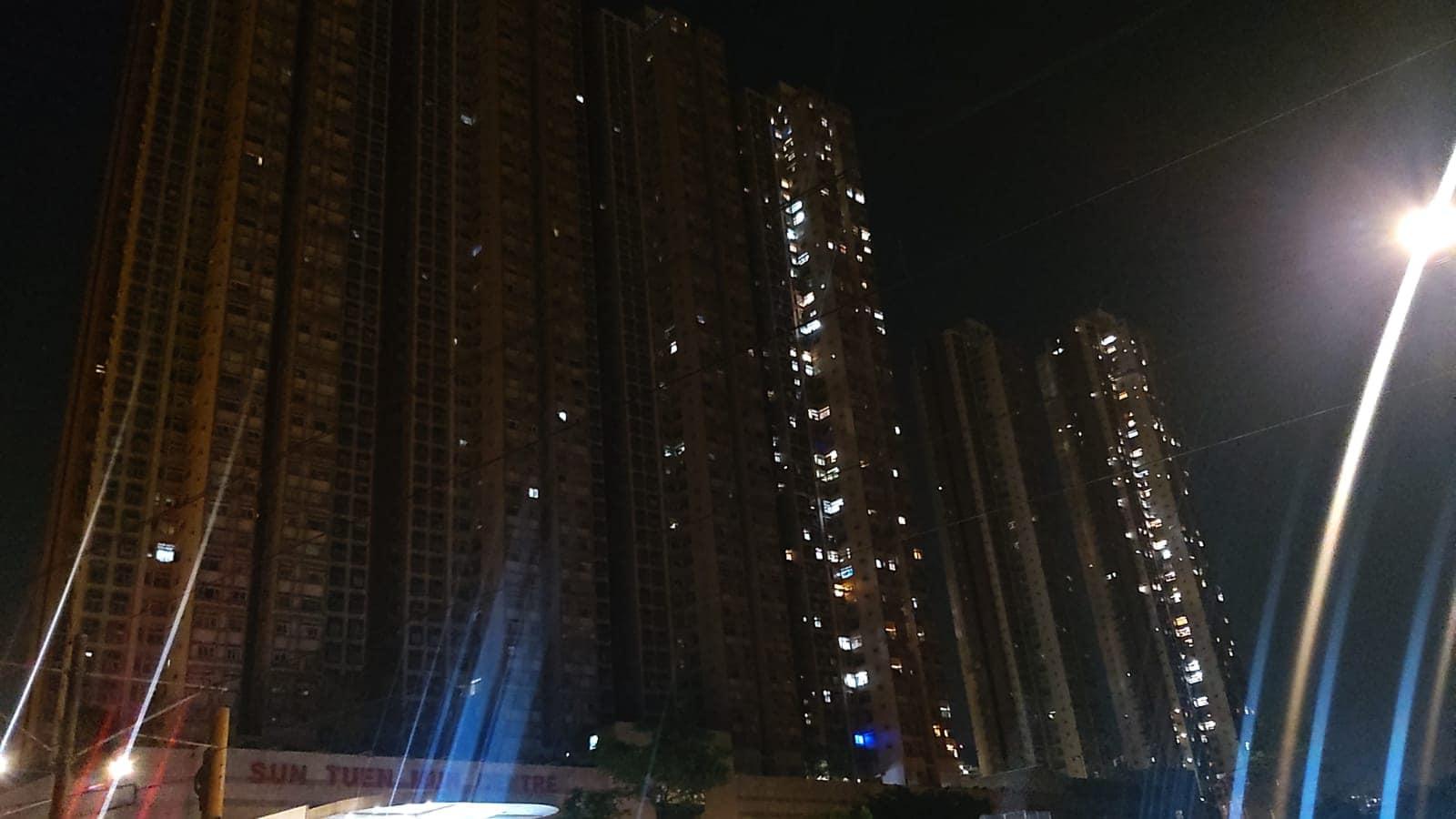 屋苑內最少有5座大廈突然停電,附近有交通燈亦受影響。(香港突發事故報料區(新版)@FB)
