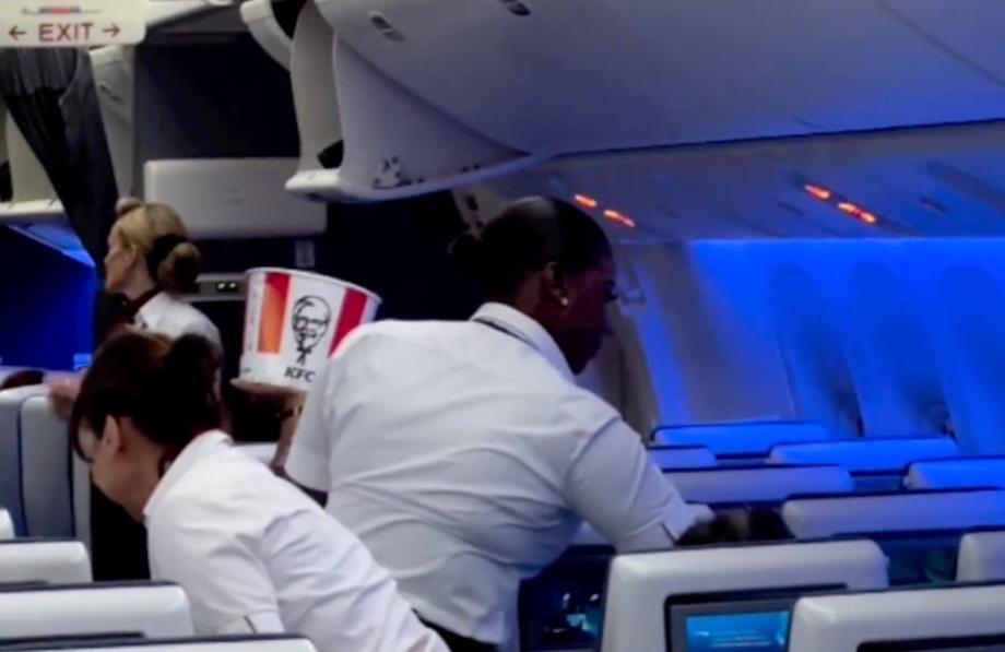 機組人員於機上向各名乘客派發炸雞。(X)