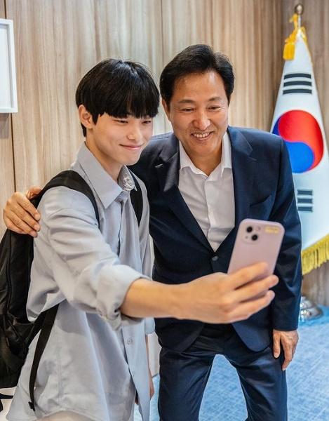 首爾市長吳世勳其後接見這名少年以示感謝,但少年則謙虛表示,他只是在做他力所能及的事。(IG)