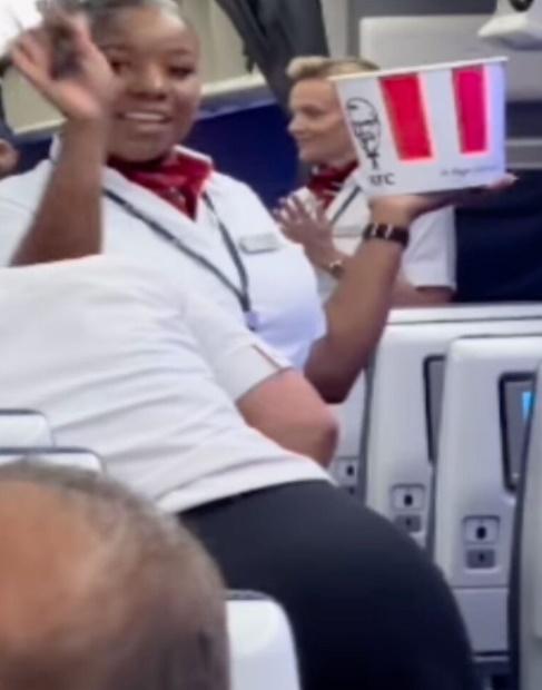 機組人員於機上向各名乘客派發炸雞。(X)