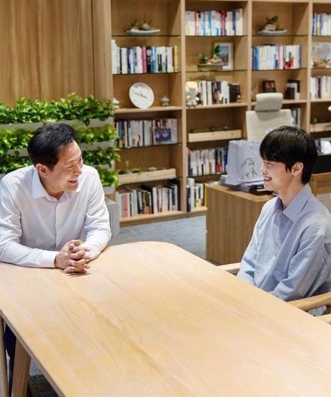 首爾市長吳世勳其後接見這名少年以示感謝,但少年則謙虛表示,他只是在做他力所能及的事。(IG)