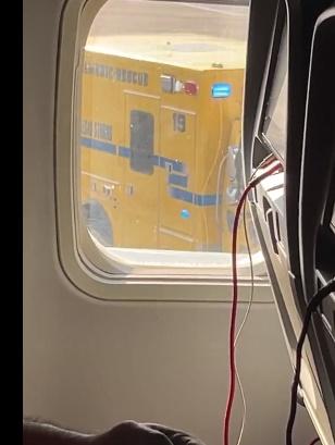 救護車接載暈倒傷者。(Twitter)