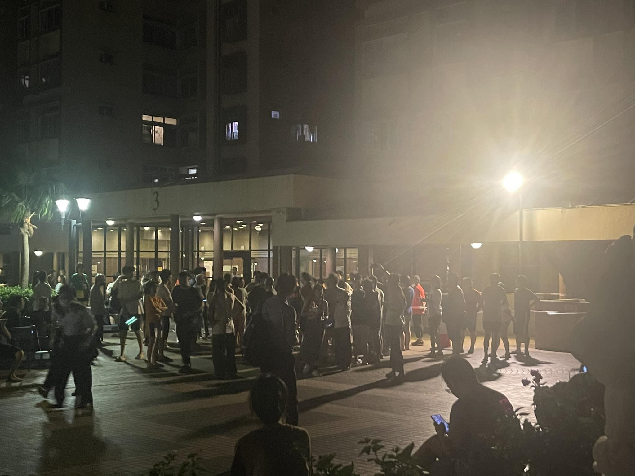 晚上溫度逾攝氏30度,有住客到樓下平台乘涼。(新屯門中心街坊報料區@FB)