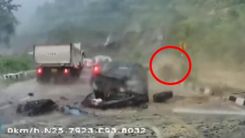 第二顆巨岩由右邊而來,擊中前方一輛汽車並波及一輛卡車。(Twitter)