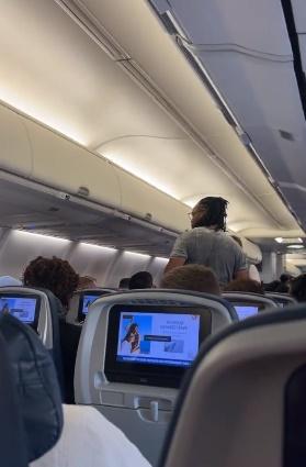 機上乘客被迫在悶熱的機艙內待了至少4小時。(Twitter)