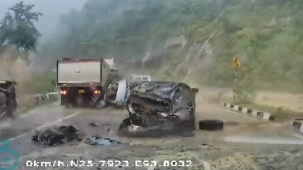 第二顆巨岩由右邊而來,擊中前方一輛汽車並波及一輛卡車。(Twitter)