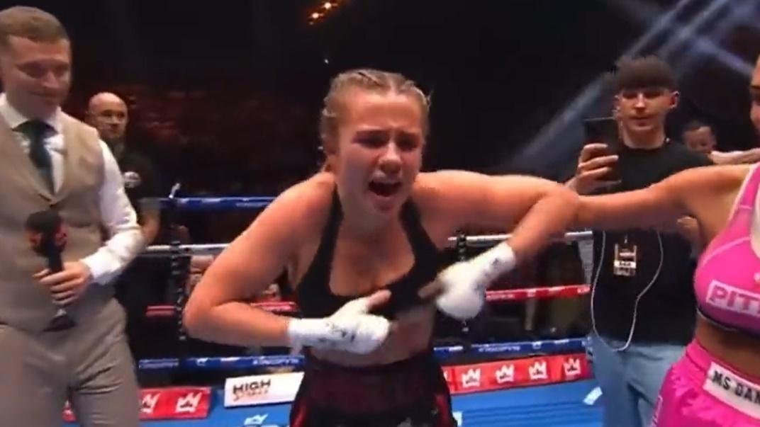 Daniella當著攝影直播鏡頭和觀眾的面前,掀起香汗淋漓的黑色運動上衣露點慶祝,過程長達5至6秒。(Twitter)