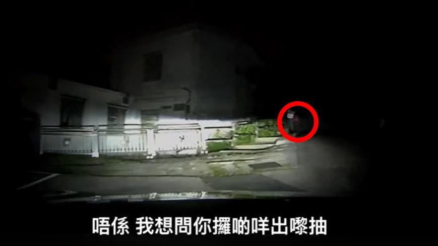 現場環境漆黑,只有汽車頭燈照射,當汽車剛轉入彎時,就可見一名身穿紅衣、疑似擔著雨傘的女子身影,當時地面是乾的。(車cam L(香港群組)@FB)