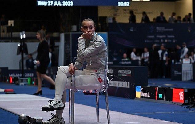 施美露娃不滿並拒絕離場,拿了張椅子坐在劍道上。(X)