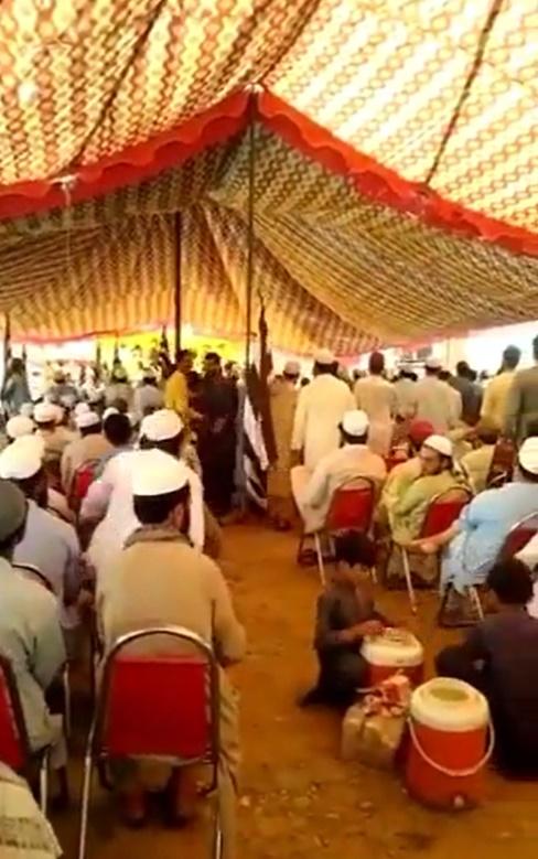 當時逾百人正在臨時搭建帳篷下集會,有人於演講台上發言。(X)