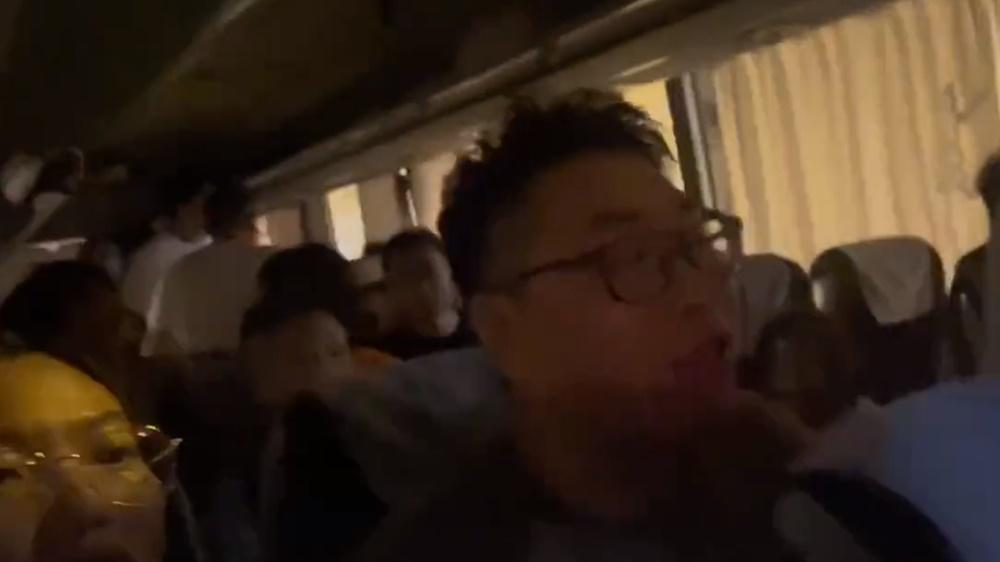 拍片人士在影片指,在法國馬賽有十多名蒙面人打砸他們所乘搭的旅遊巴士。(Twitter)