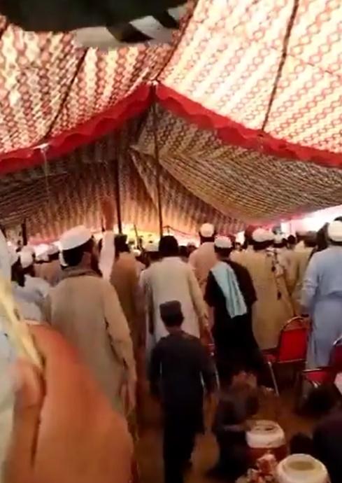 當時逾百人正在臨時搭建帳篷下集會,有人於演講台上發言。(X)