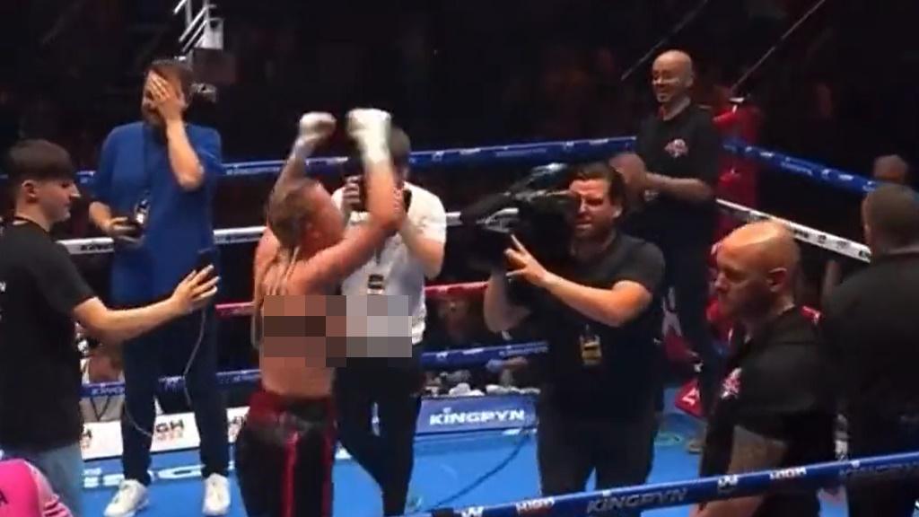 Daniella當著攝影直播鏡頭和觀眾的面前,掀起香汗淋漓的黑色運動上衣露點慶祝,過程長達5至6秒。(Twitter)