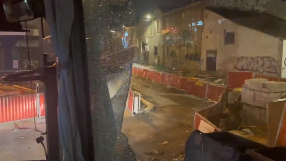 拍片人士指黑衣人曾試圖上車將遊客拉出車,有人受傷。(Twitter)