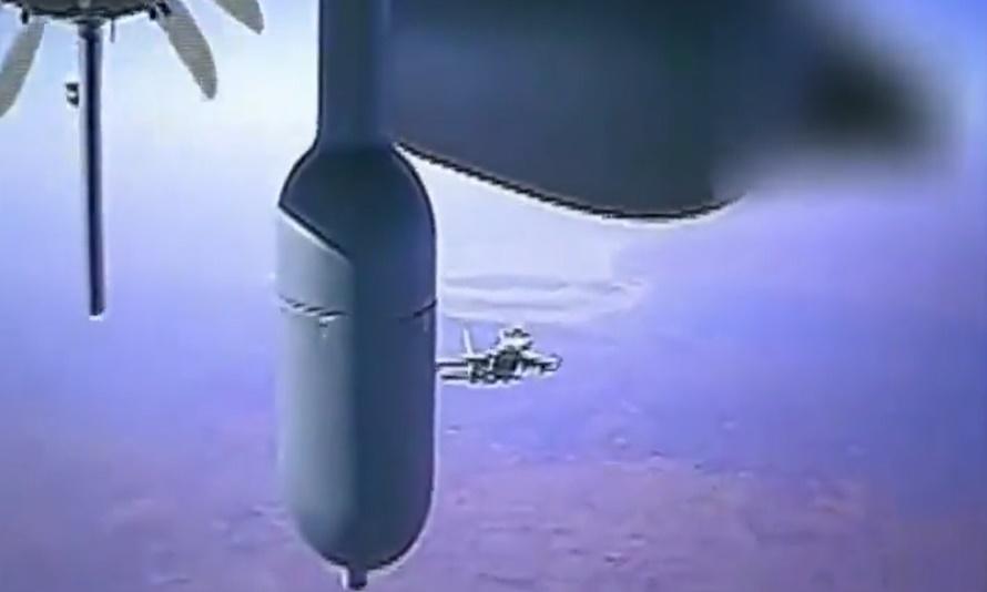 俄軍的蘇-35戰機從後方逼近美軍無人機。(X)