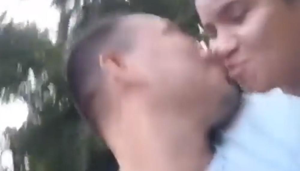 負責駕駛的男友一度轉頭向女友索吻。(X)