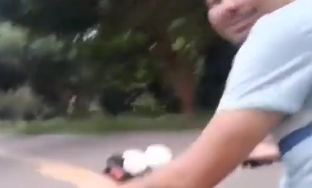 男友的視線,卻多次追著鏡頭,而非專注前方路面狀況。(X)