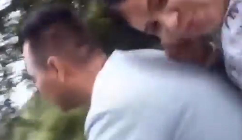 女子舉著手機錄影,不住記錄著兩人的甜蜜的時光。(X)