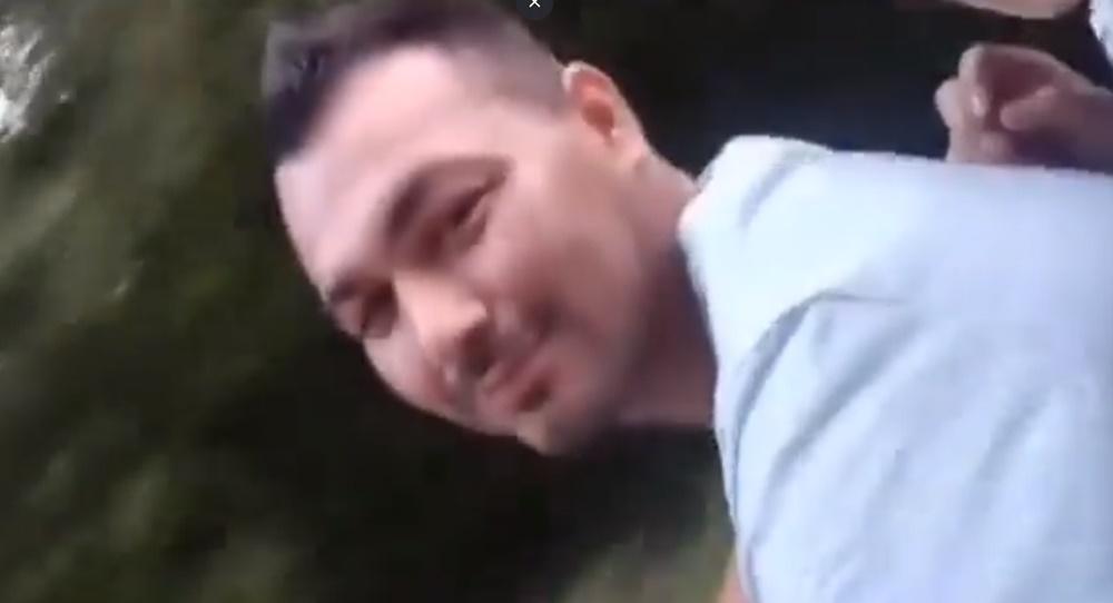 男友的視線,卻多次追著鏡頭,而非專注前方路面狀況。(X)